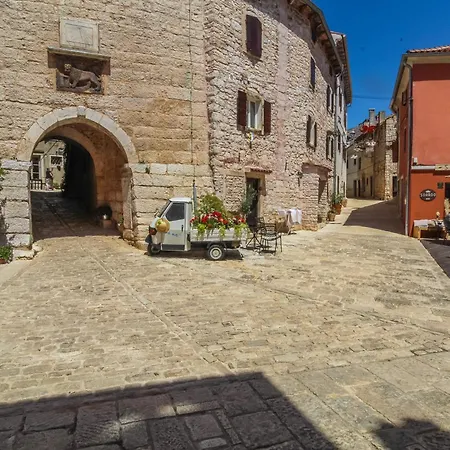 Chiara-center Of بالي